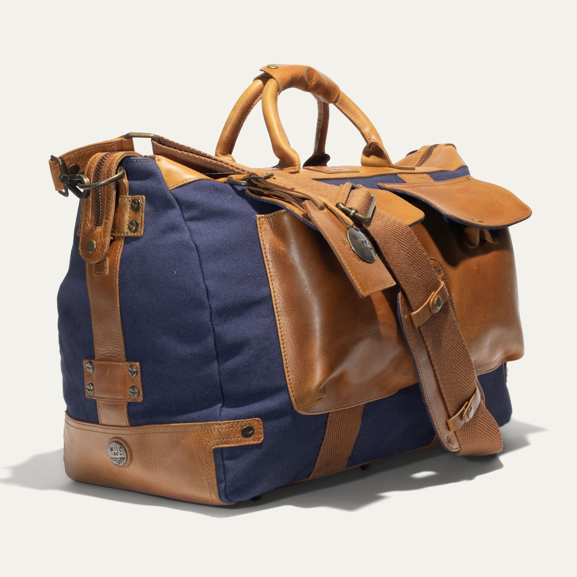 men's canvas travel duffle bag Gonex 50L Whether youre going on an overnight trip or a weekend getaway Voyager Canvas Duffle Bag Brown